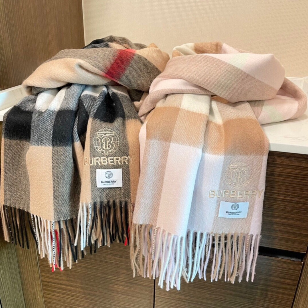 高端好品质 市场质量不一样 爆款上新 情侣款👍👍巴宝利披肩 独家牛货🐂 奢华尽在尺寸之间，高端品质‼️具