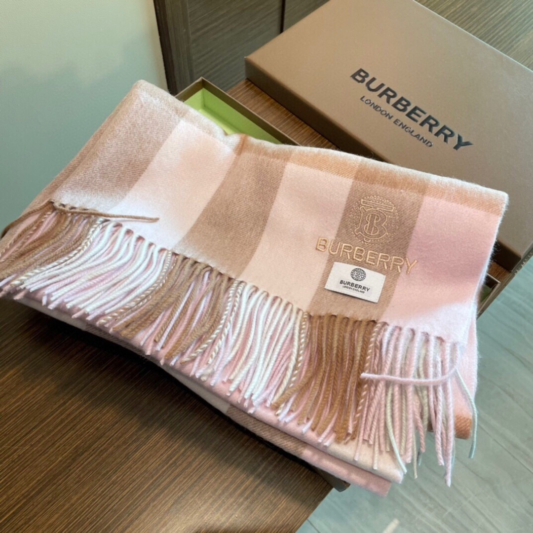 高端好品质 市场质量不一样 爆款上新 情侣款👍👍巴宝利披肩 独家牛货🐂 奢华尽在尺寸之间，高端品质‼️具