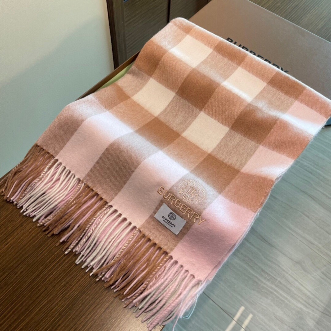 高端好品质 市场质量不一样 爆款上新 情侣款👍👍巴宝利披肩 独家牛货🐂 奢华尽在尺寸之间，高端品质‼️具