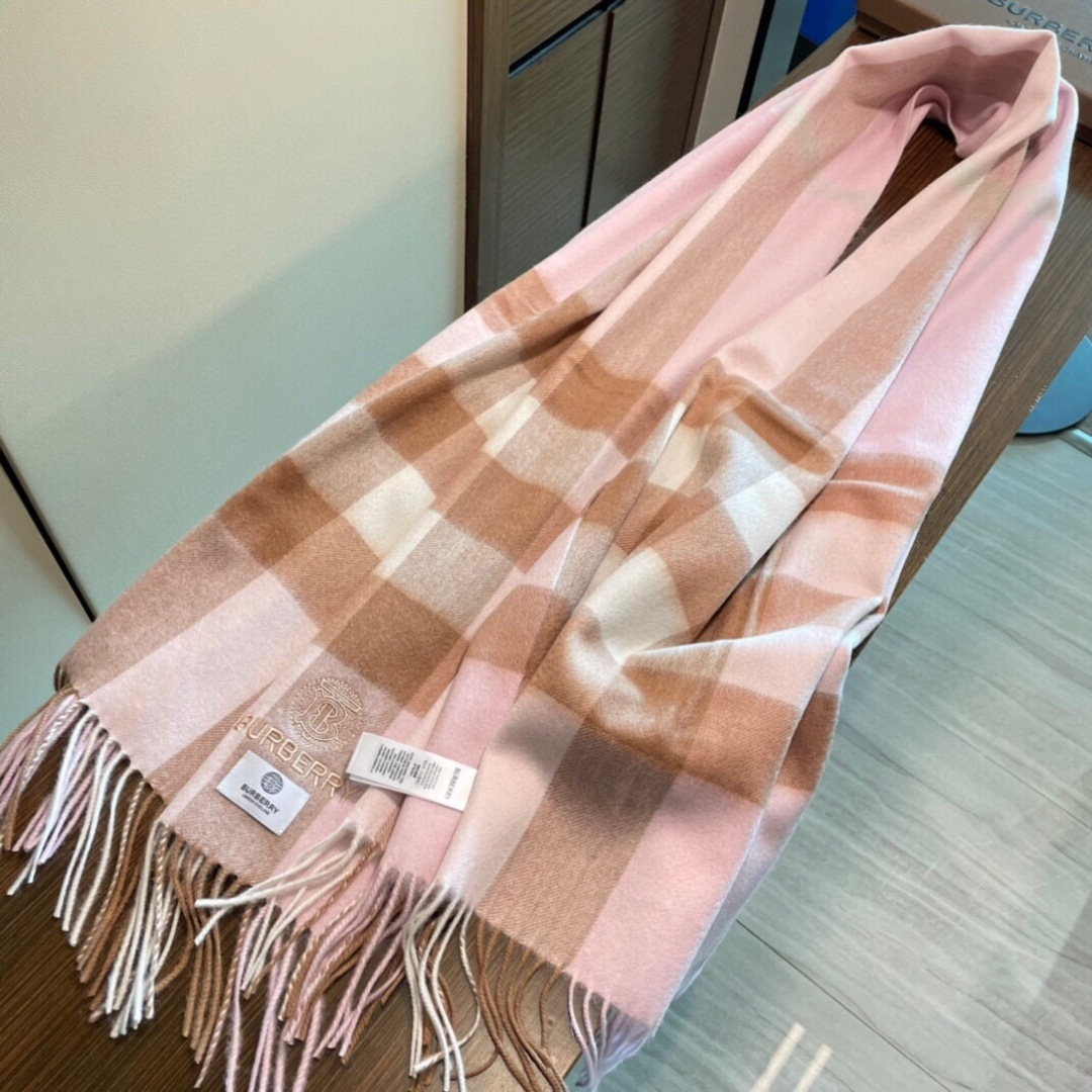 高端好品质 市场质量不一样 爆款上新 情侣款👍👍巴宝利披肩 独家牛货🐂 奢华尽在尺寸之间，高端品质‼️具