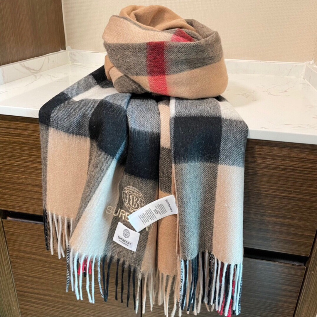 高端好品质 市场质量不一样 爆款上新 情侣款👍👍巴宝利披肩 独家牛货🐂 奢华尽在尺寸之间，高端品质‼️具