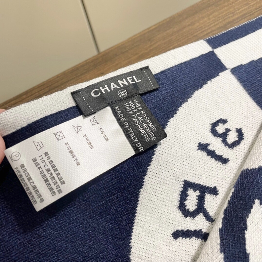 上新🔥香奈儿几何针织羊绒围巾💥手感好到爆👍品质一流的🎉真正的羊绒精品💥精湛绝伦的刺绣工艺和色彩搭配🎀让人