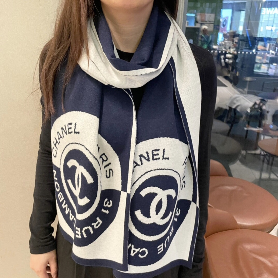 上新🔥香奈儿几何针织羊绒围巾💥手感好到爆👍品质一流的🎉真正的羊绒精品💥精湛绝伦的刺绣工艺和色彩搭配🎀让人