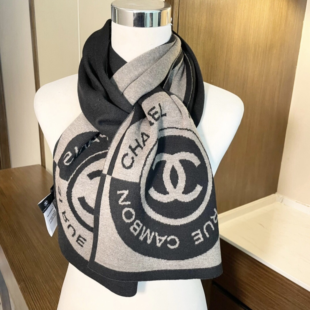上新🔥香奈儿几何针织羊绒围巾💥手感好到爆👍品质一流的🎉真正的羊绒精品💥精湛绝伦的刺绣工艺和色彩搭配🎀让人