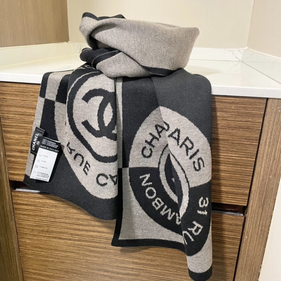 上新🔥香奈儿几何针织羊绒围巾💥手感好到爆👍品质一流的🎉真正的羊绒精品💥精湛绝伦的刺绣工艺和色彩搭配🎀让人