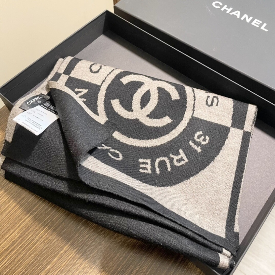 上新🔥香奈儿几何针织羊绒围巾💥手感好到爆👍品质一流的🎉真正的羊绒精品💥精湛绝伦的刺绣工艺和色彩搭配🎀让人