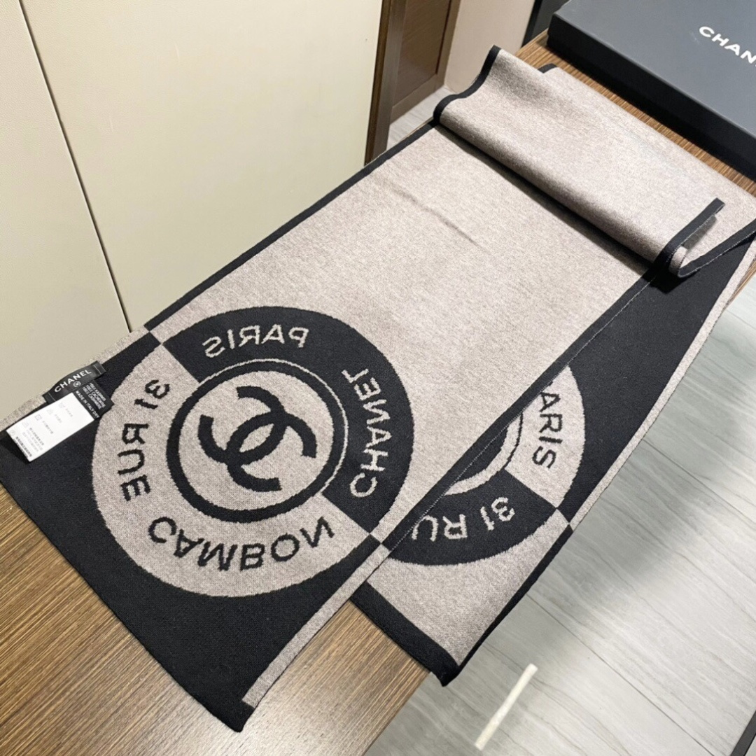 上新🔥香奈儿几何针织羊绒围巾💥手感好到爆👍品质一流的🎉真正的羊绒精品💥精湛绝伦的刺绣工艺和色彩搭配🎀让人