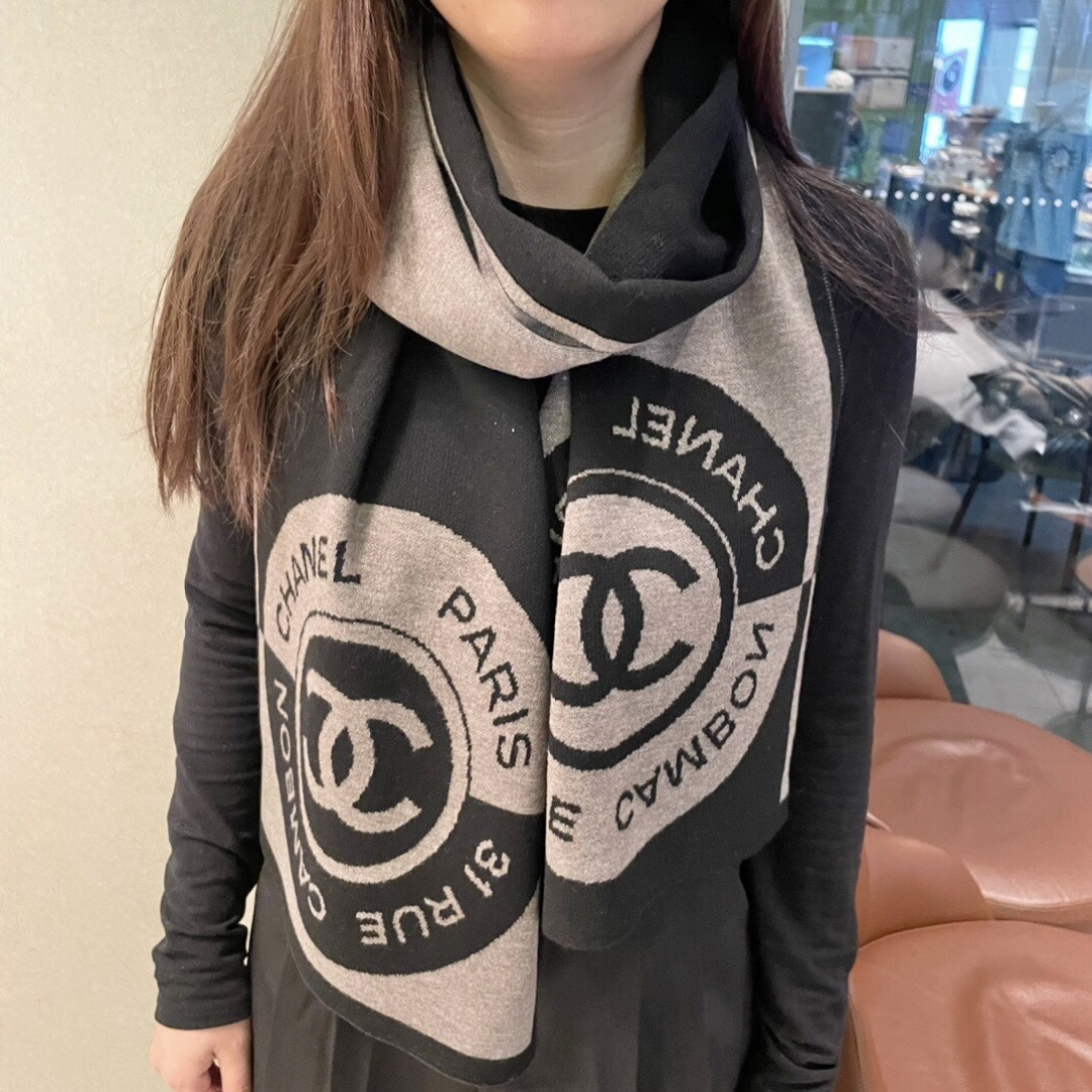 上新🔥香奈儿几何针织羊绒围巾💥手感好到爆👍品质一流的🎉真正的羊绒精品💥精湛绝伦的刺绣工艺和色彩搭配🎀让人