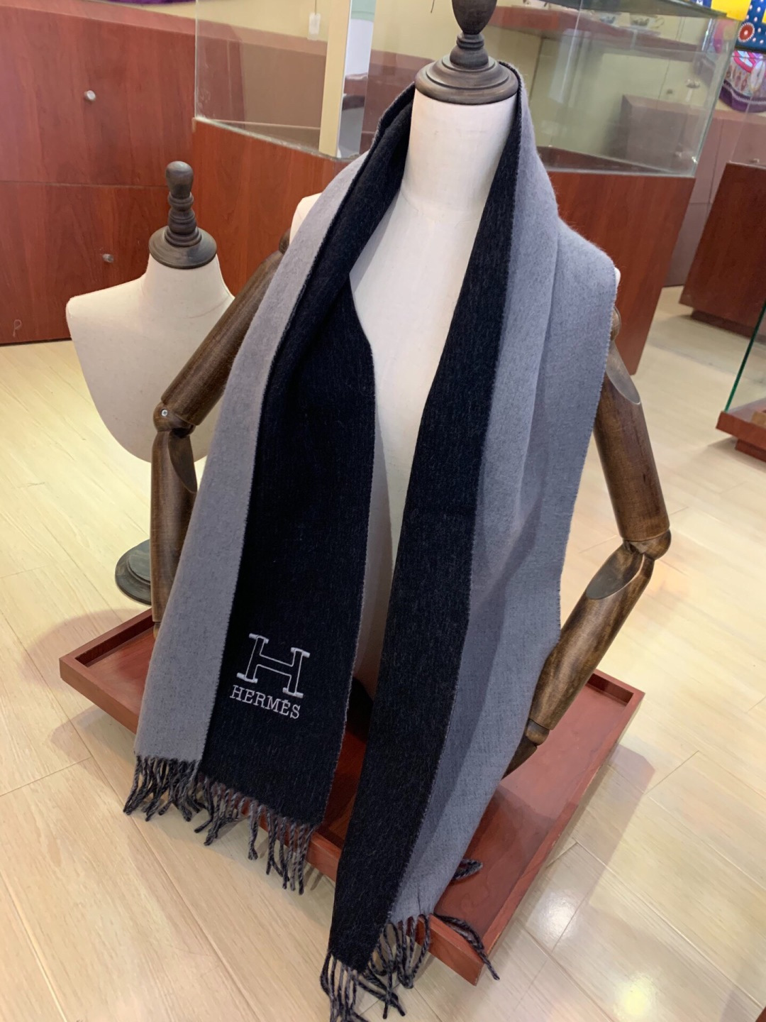 Hermes最新男士双色纯羊绒围巾👍我们的男款围巾且买且珍惜~~男款真的很少，一年也就出几款，都是出口订