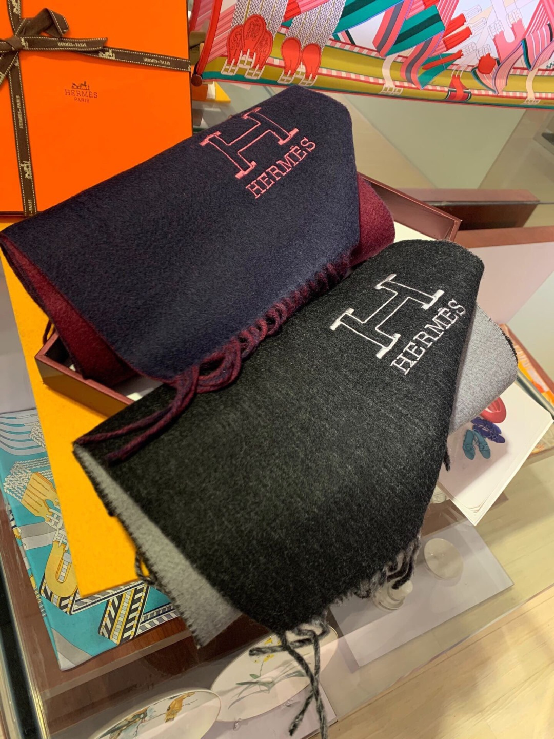 Hermes最新男士双色纯羊绒围巾👍我们的男款围巾且买且珍惜~~男款真的很少，一年也就出几款，都是出口订