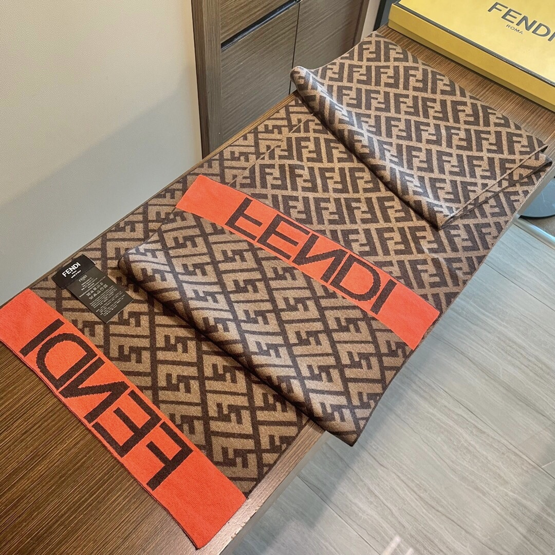 经典FF字母元素围巾，专柜也是刚上架的好玩意儿‼今年的芬迪也是起飞的架势，火的不要不要的，这款真真儿的正