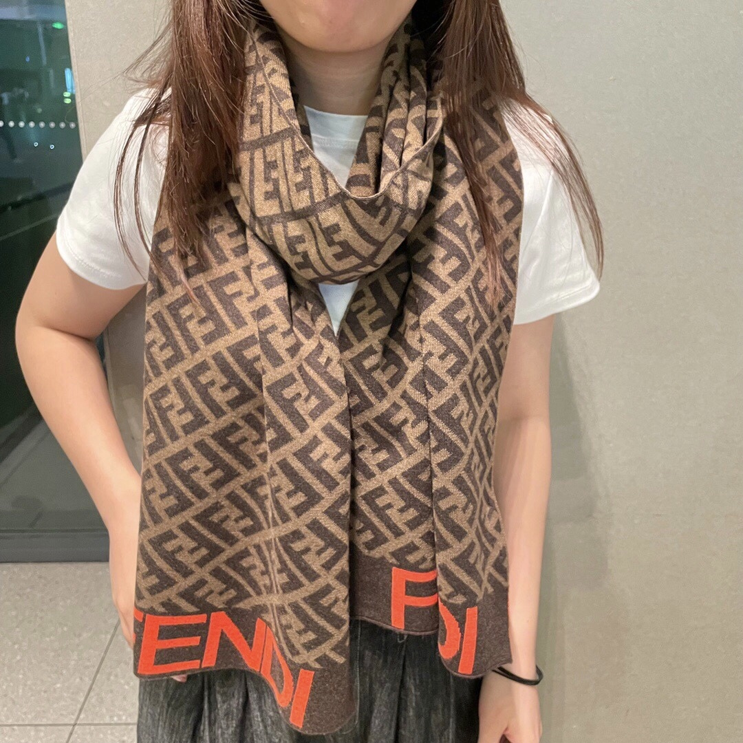 经典FF字母元素围巾，专柜也是刚上架的好玩意儿‼今年的芬迪也是起飞的架势，火的不要不要的，这款真真儿的正