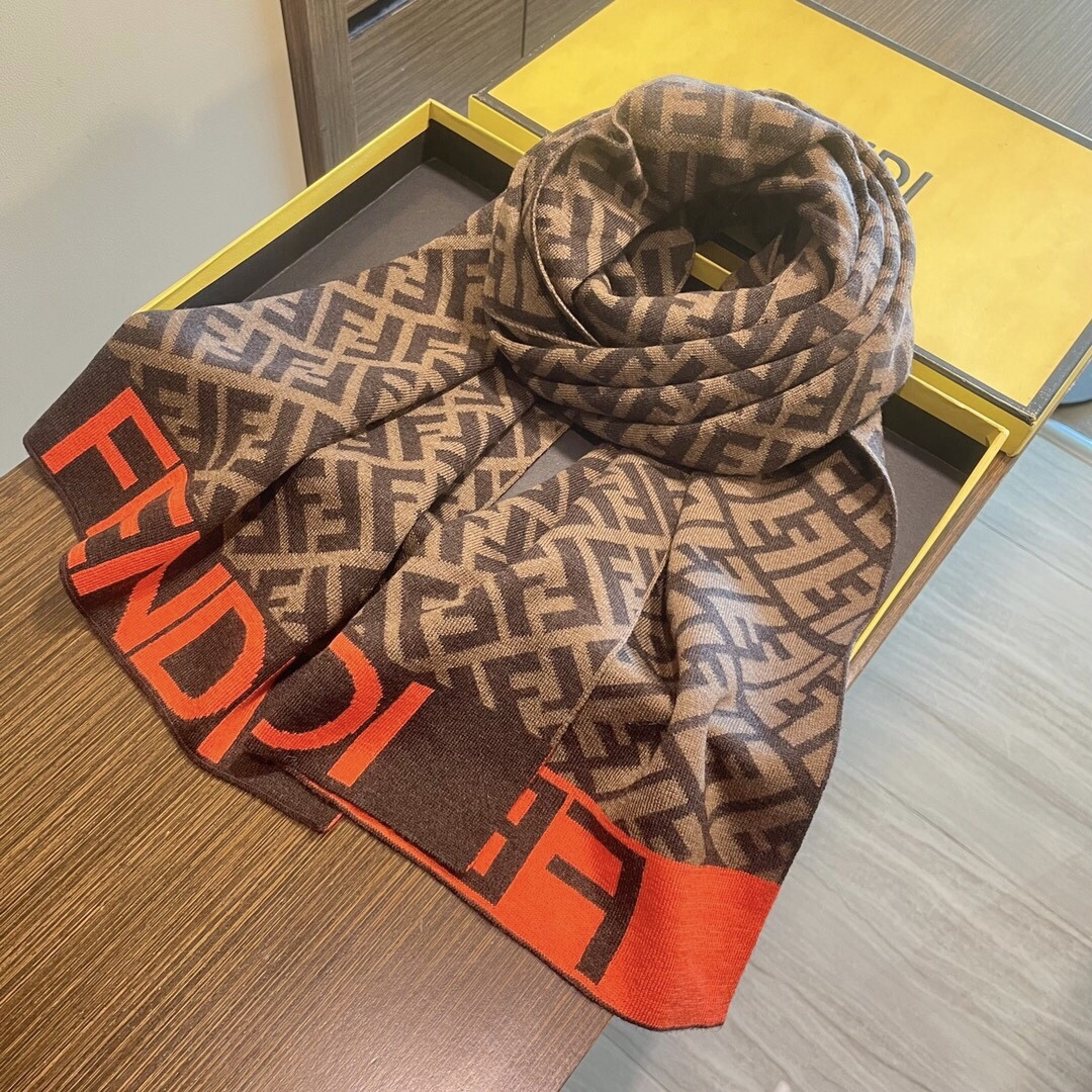 经典FF字母元素围巾，专柜也是刚上架的好玩意儿‼今年的芬迪也是起飞的架势，火的不要不要的，这款真真儿的正