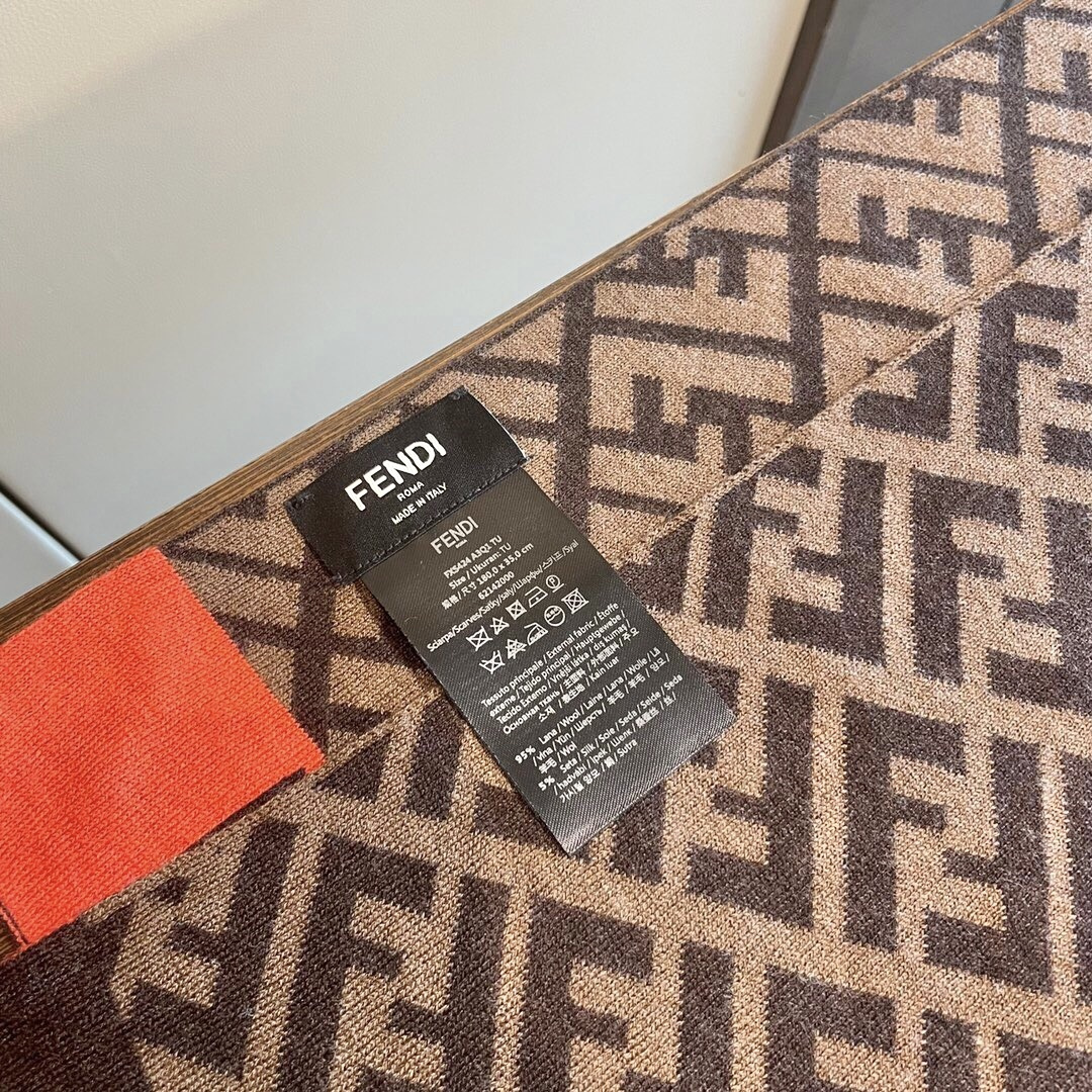 经典FF字母元素围巾，专柜也是刚上架的好玩意儿‼今年的芬迪也是起飞的架势，火的不要不要的，这款真真儿的正