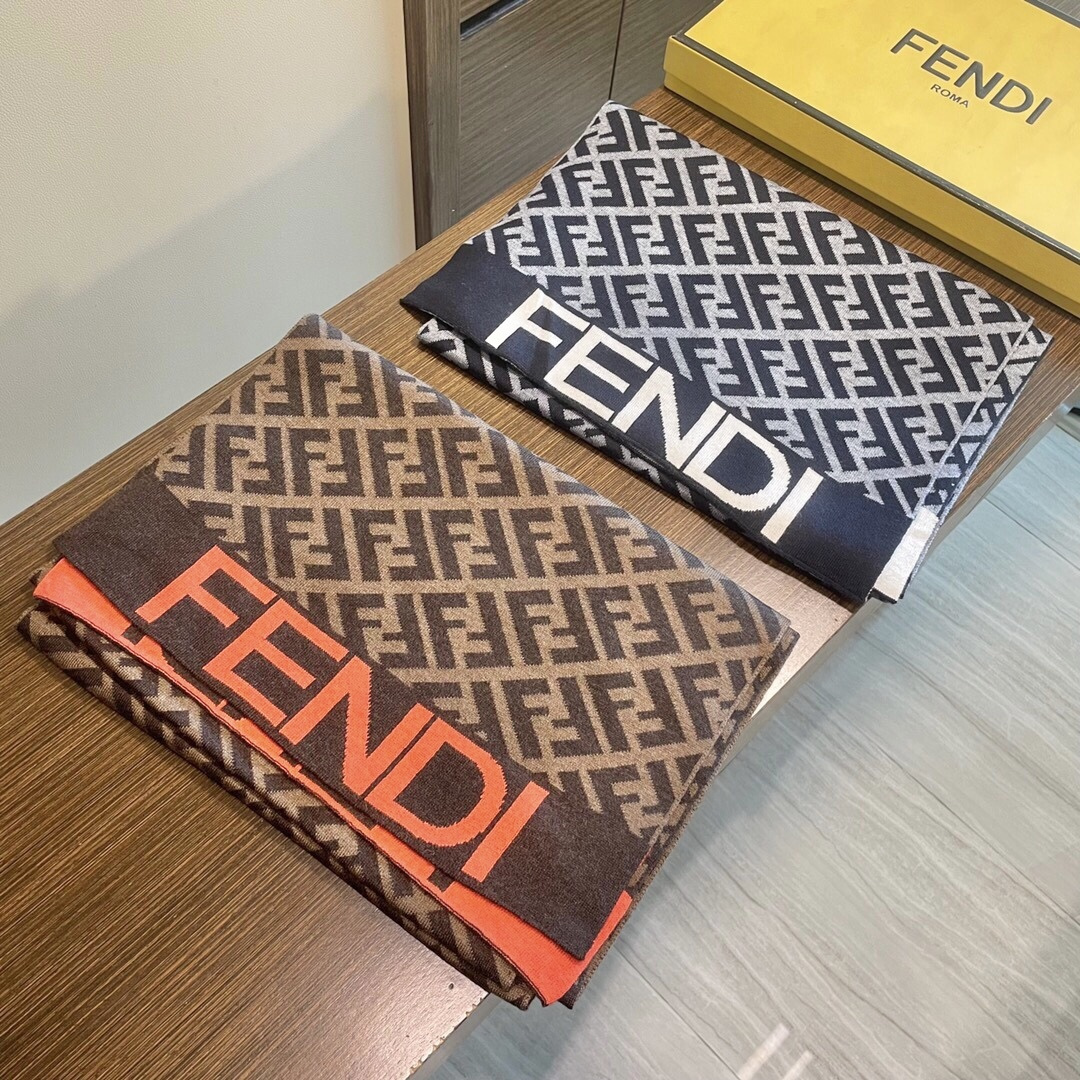 经典FF字母元素围巾，专柜也是刚上架的好玩意儿‼今年的芬迪也是起飞的架势，火的不要不要的，这款真真儿的正