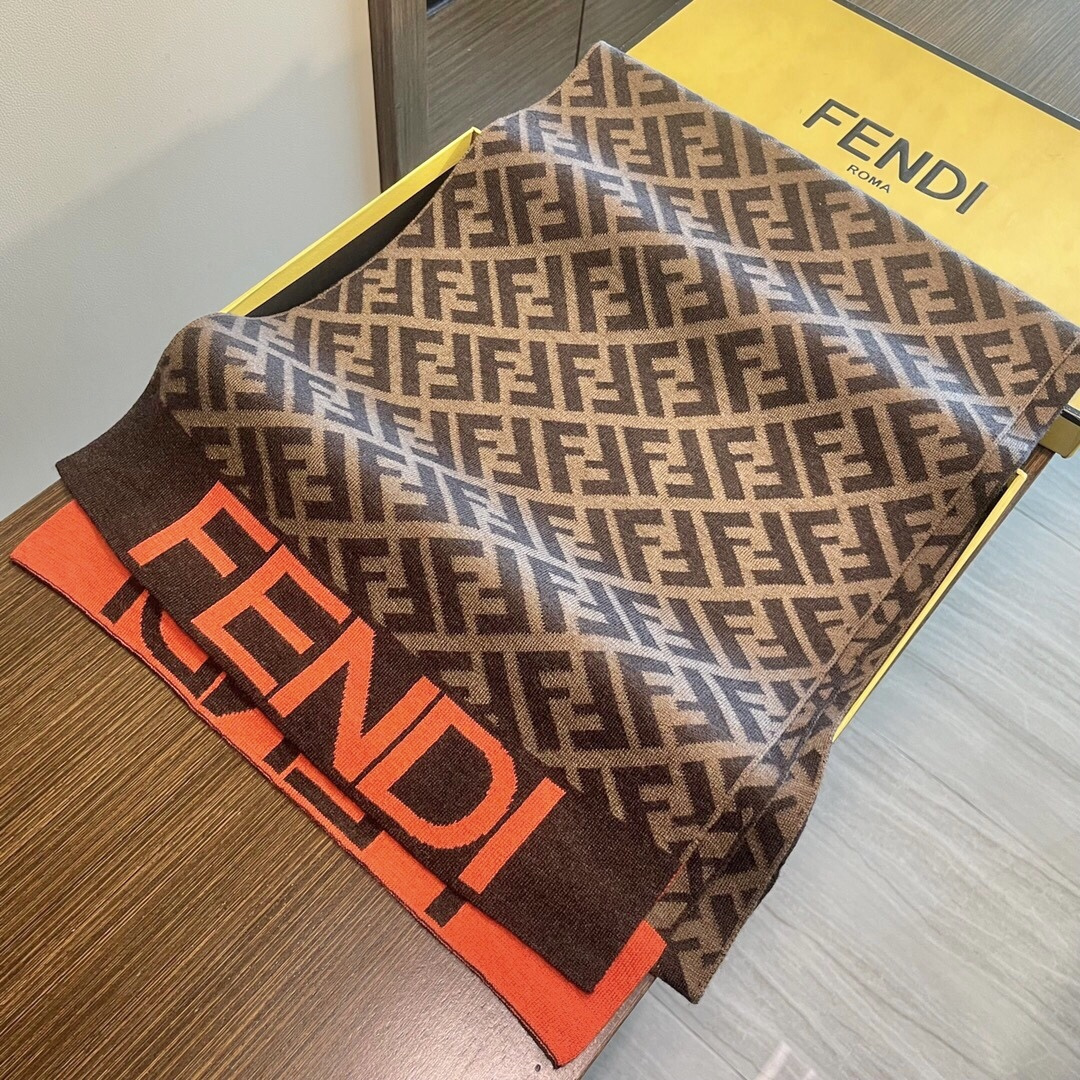 经典FF字母元素围巾，专柜也是刚上架的好玩意儿‼今年的芬迪也是起飞的架势，火的不要不要的，这款真真儿的正