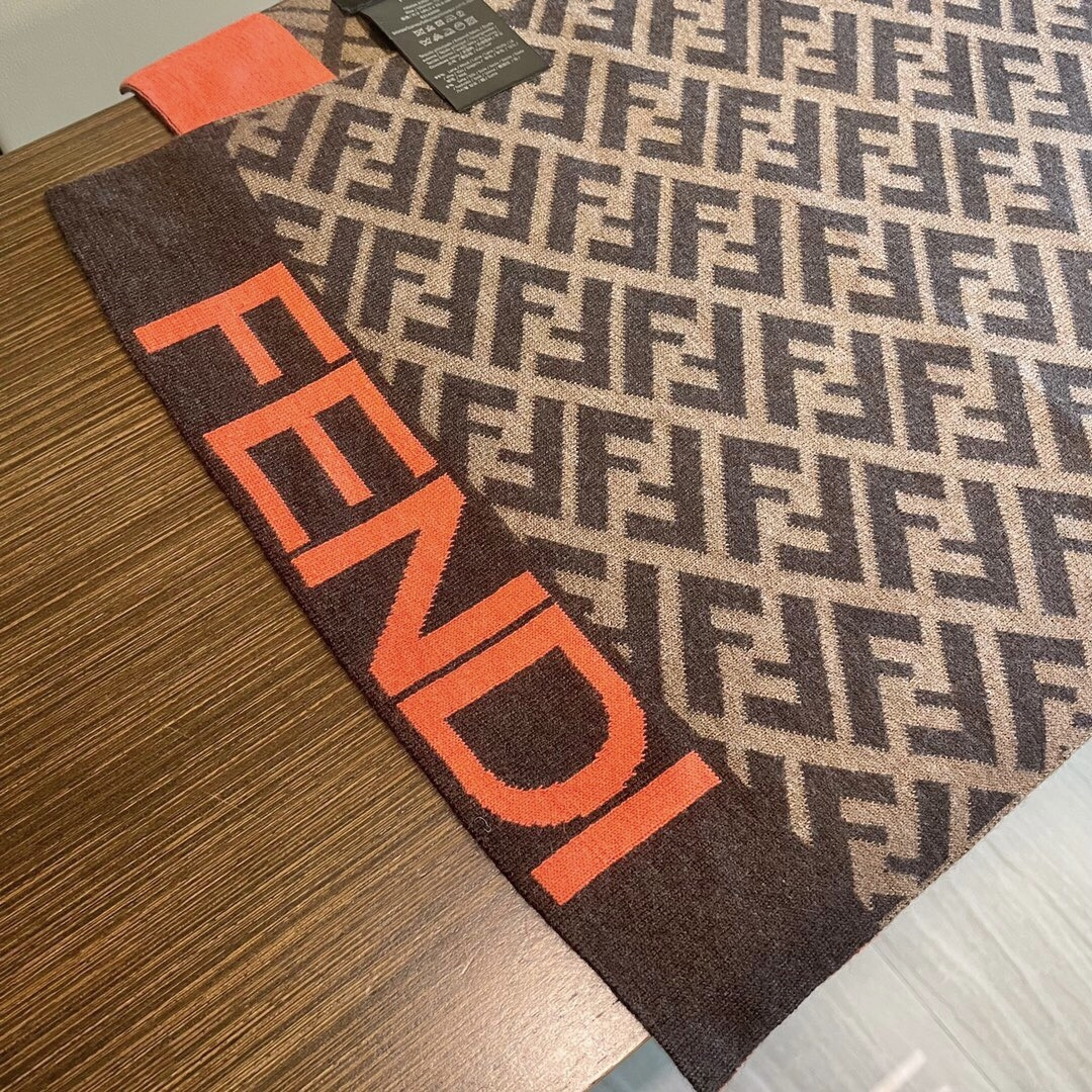 经典FF字母元素围巾，专柜也是刚上架的好玩意儿‼今年的芬迪也是起飞的架势，火的不要不要的，这款真真儿的正