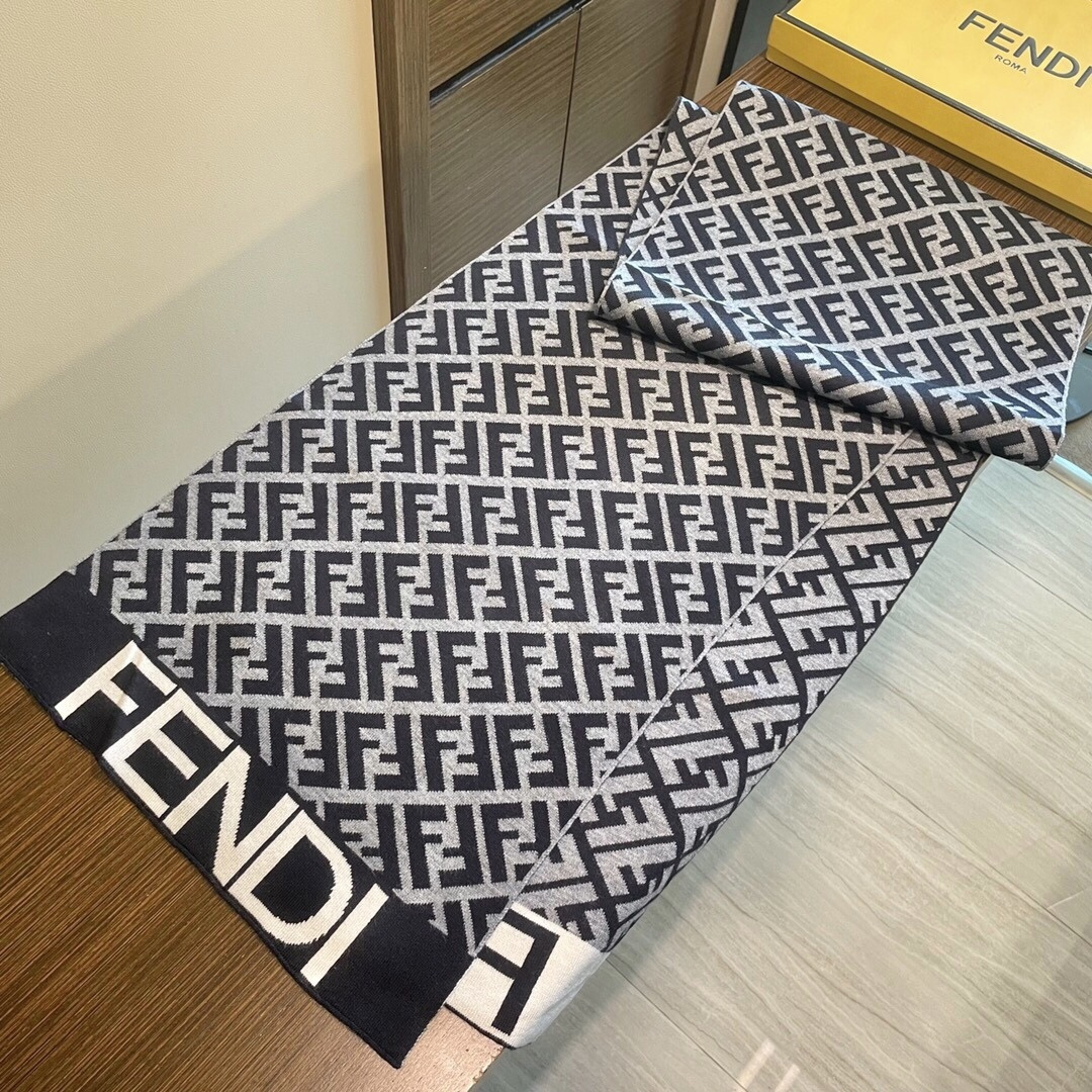 经典FF字母元素围巾，专柜也是刚上架的好玩意儿‼今年的芬迪也是起飞的架势，火的不要不要的，这款真真儿的正