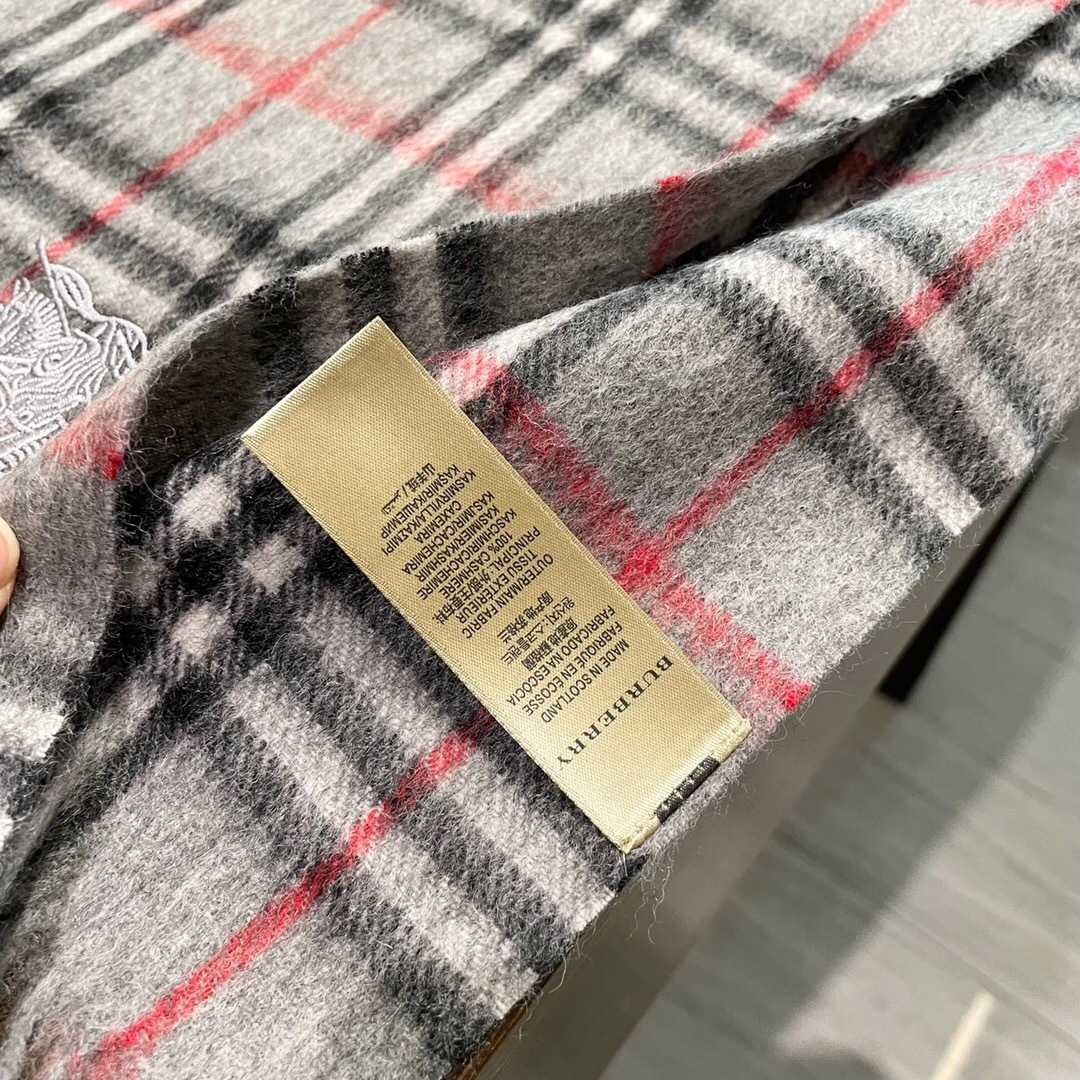 上新🔥巴宝莉专柜款 官网最新款男女通用情侣款👫手感感到爆，💥 非常保暖👑 柔软亲肤，不扎脖😍经典巴宝莉格