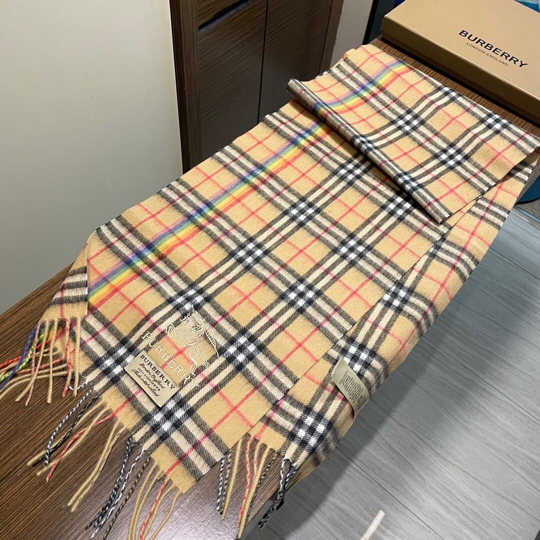 上新🔥巴宝莉专柜款 官网最新款男女通用情侣款👫手感感到爆，💥 非常保暖👑 柔软亲肤，不扎脖😍经典巴宝莉格