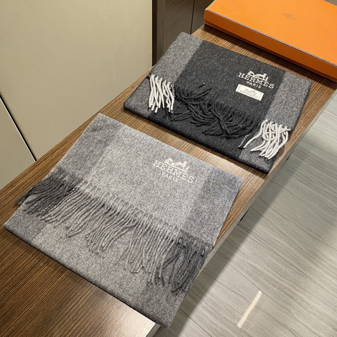 上新 爱马仕男 女款围巾且买且珍惜😍~都是出口订单所以比较难遇❤️东西讲究少而精😍好看的一定要收😎这款H