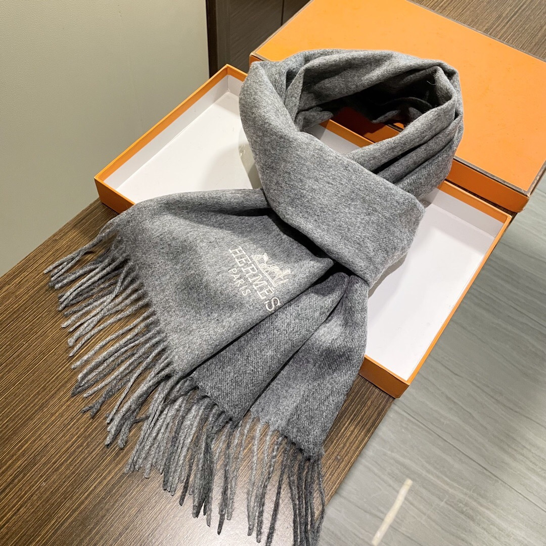 上新 爱马仕男 女款围巾且买且珍惜😍~都是出口订单所以比较难遇❤️东西讲究少而精😍好看的一定要收😎这款H