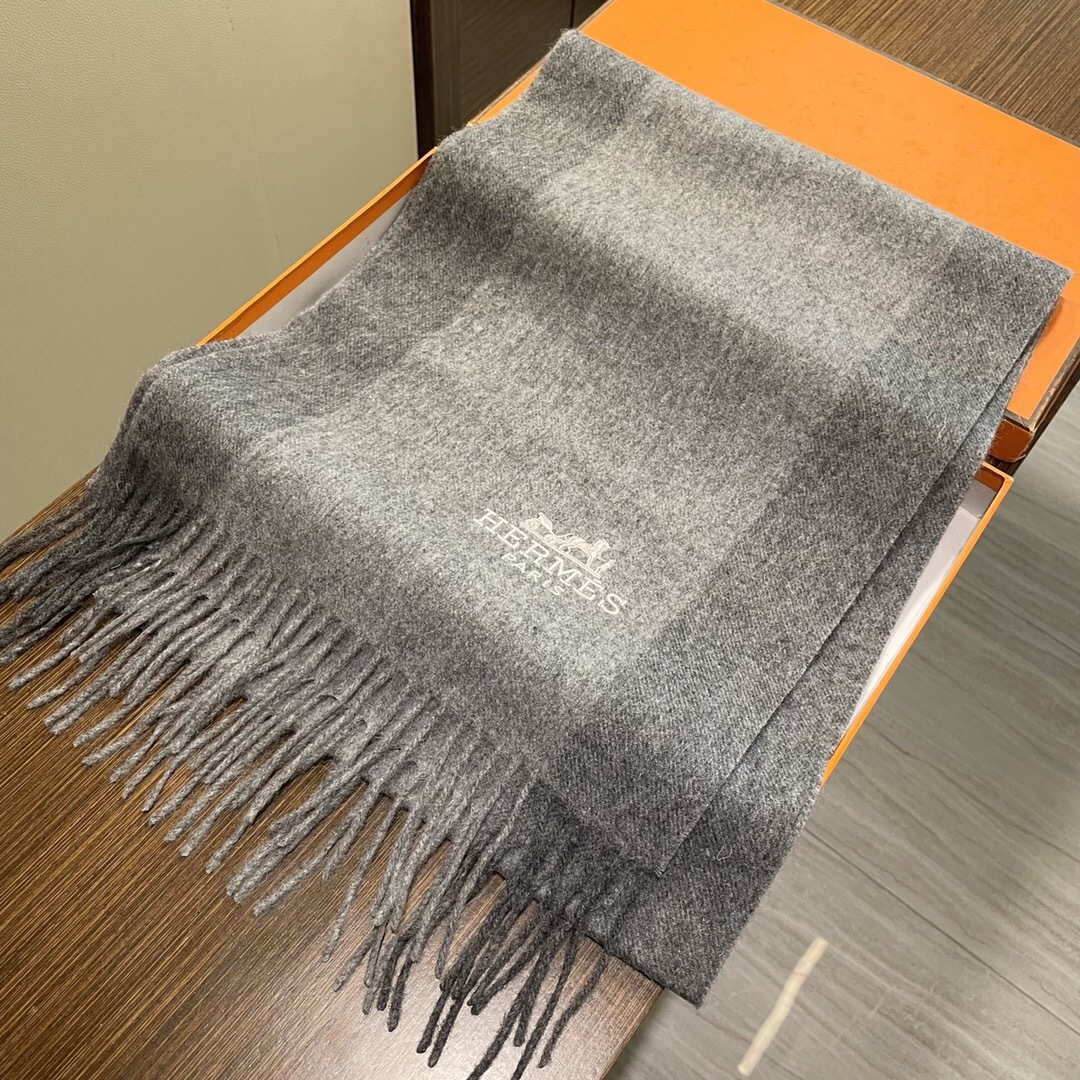 上新 爱马仕男 女款围巾且买且珍惜😍~都是出口订单所以比较难遇❤️东西讲究少而精😍好看的一定要收😎这款H