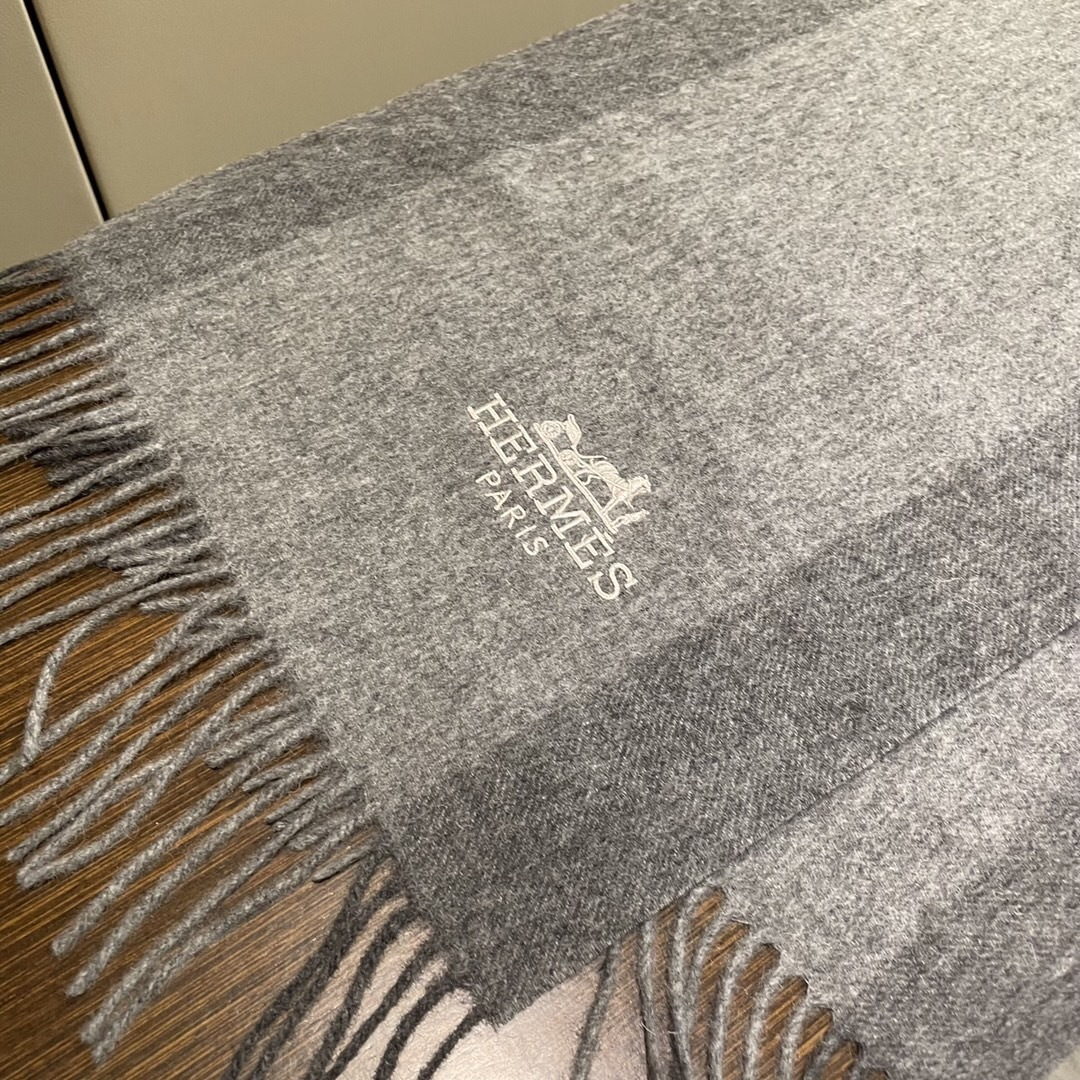 上新 爱马仕男 女款围巾且买且珍惜😍~都是出口订单所以比较难遇❤️东西讲究少而精😍好看的一定要收😎这款H