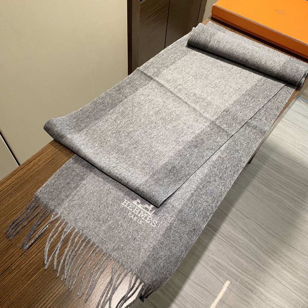 上新 爱马仕男 女款围巾且买且珍惜😍~都是出口订单所以比较难遇❤️东西讲究少而精😍好看的一定要收😎这款H