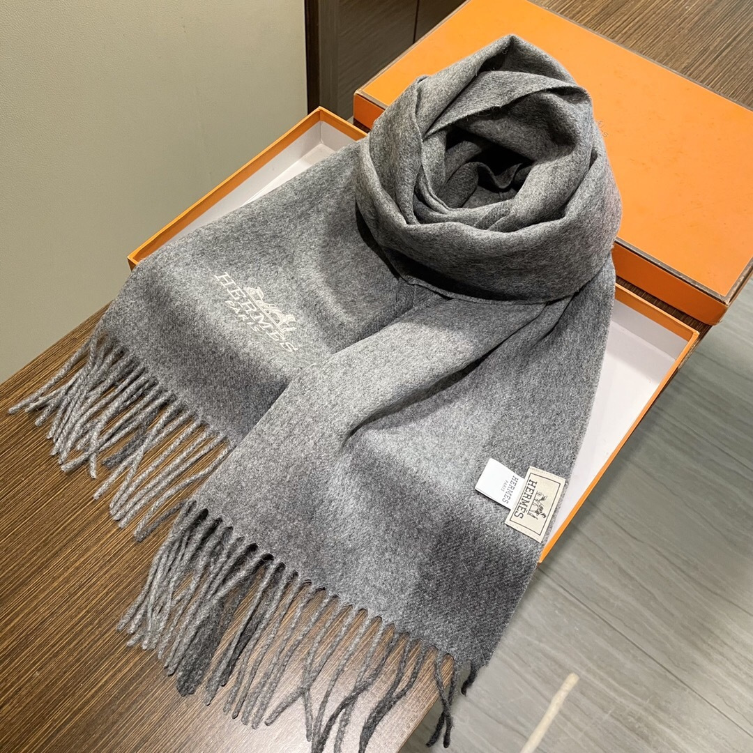 上新 爱马仕男 女款围巾且买且珍惜😍~都是出口订单所以比较难遇❤️东西讲究少而精😍好看的一定要收😎这款H