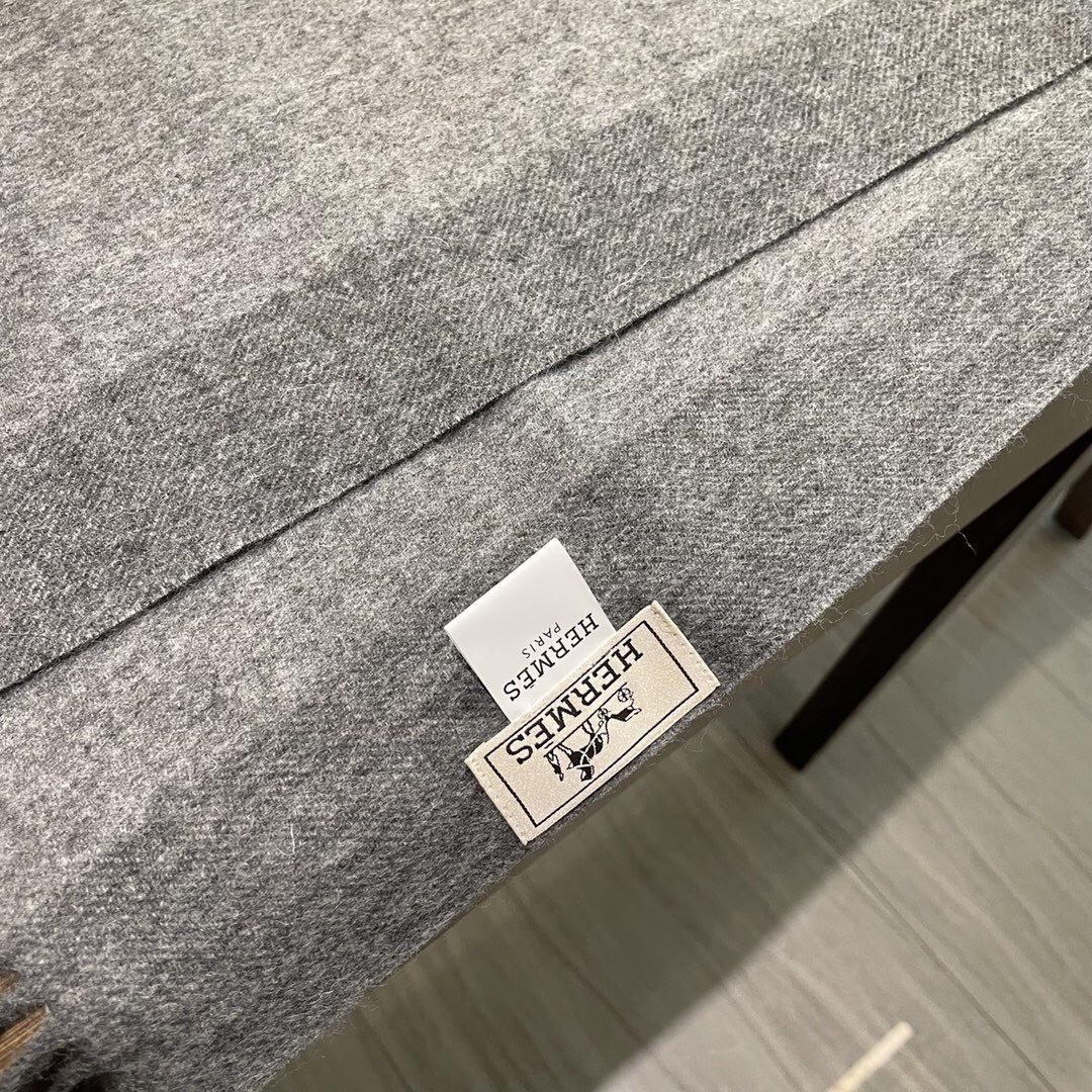 上新 爱马仕男 女款围巾且买且珍惜😍~都是出口订单所以比较难遇❤️东西讲究少而精😍好看的一定要收😎这款H