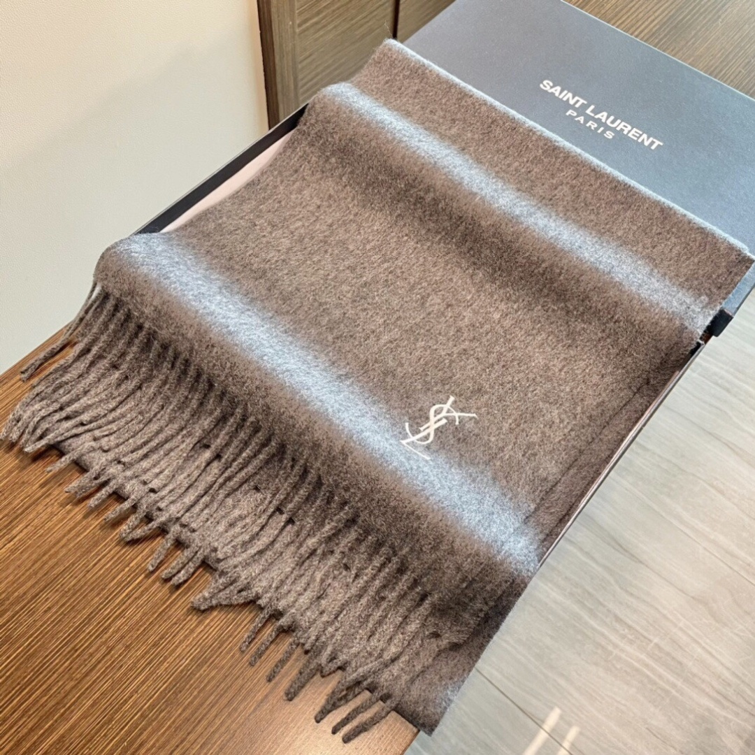 YSL（圣罗兰）100%羊绒版手感好到爆 难得一见的温柔配色，低调又不失优雅❗️】重点推荐高级舒适时髦气