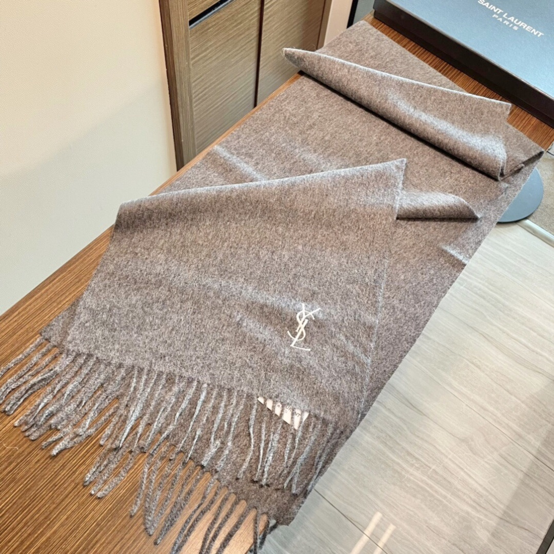 YSL（圣罗兰）100%羊绒版手感好到爆 难得一见的温柔配色，低调又不失优雅❗️】重点推荐高级舒适时髦气