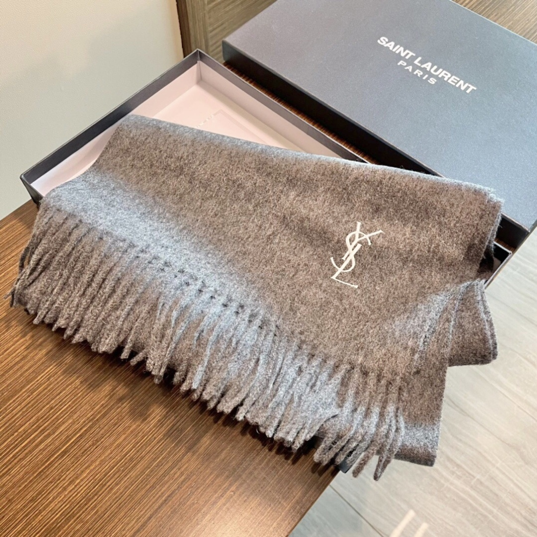 YSL（圣罗兰）100%羊绒版手感好到爆 难得一见的温柔配色，低调又不失优雅❗️】重点推荐高级舒适时髦气