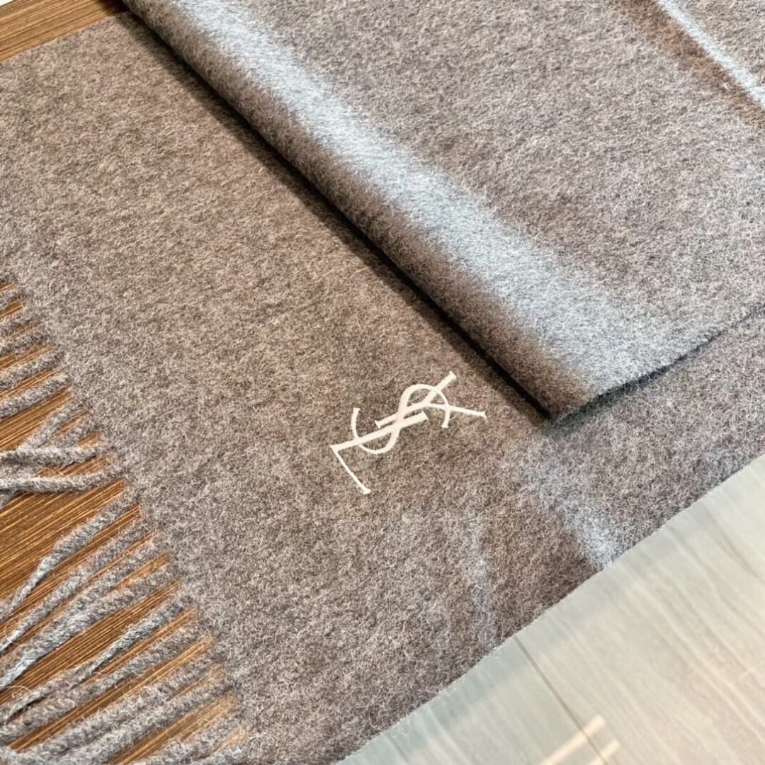 YSL（圣罗兰）100%羊绒版手感好到爆 难得一见的温柔配色，低调又不失优雅❗️】重点推荐高级舒适时髦气