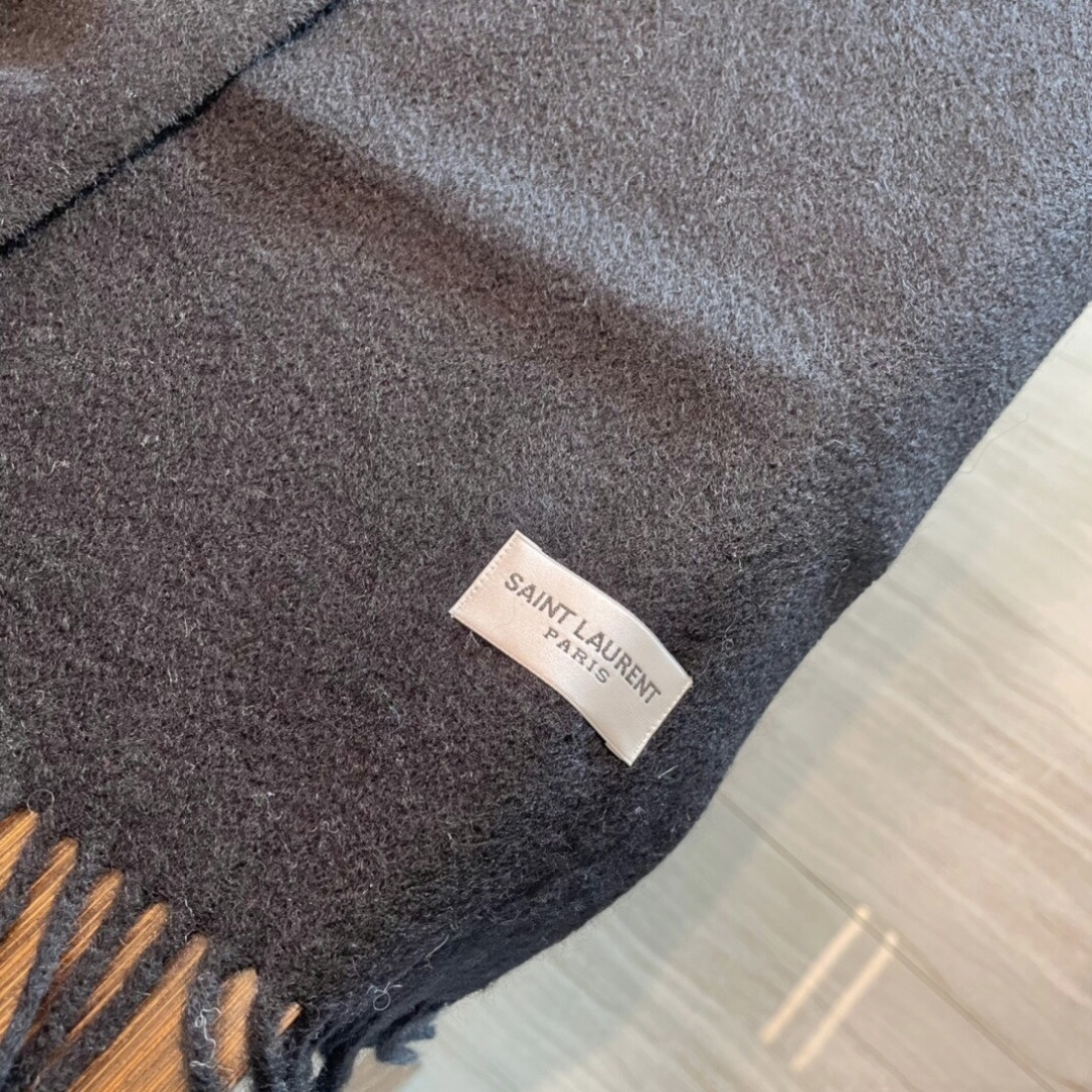 YSL（圣罗兰）100%羊绒版手感好到爆 难得一见的温柔配色，低调又不失优雅❗️】重点推荐高级舒适时髦气