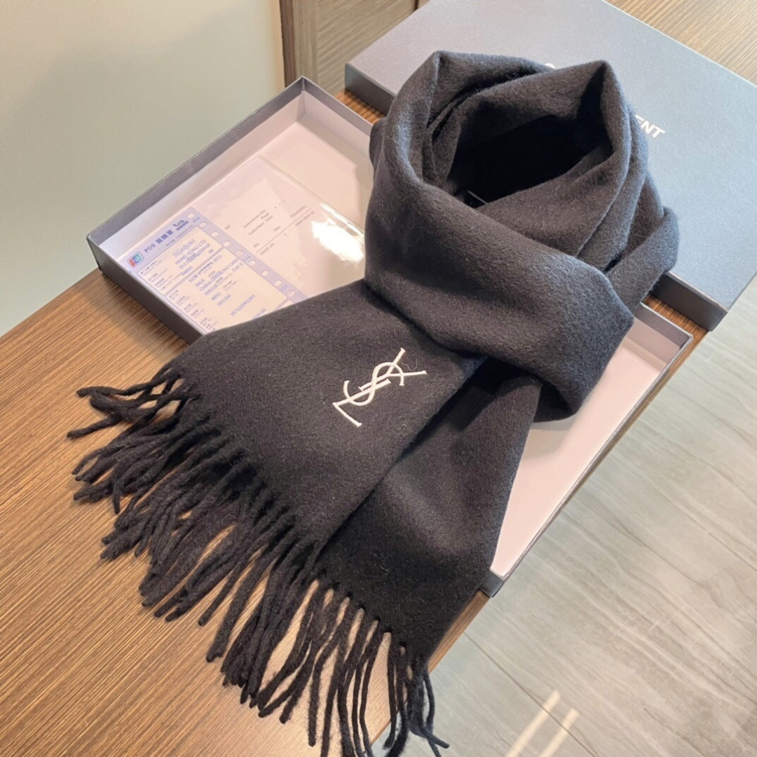 YSL（圣罗兰）100%羊绒版手感好到爆 难得一见的温柔配色，低调又不失优雅❗️】重点推荐高级舒适时髦气