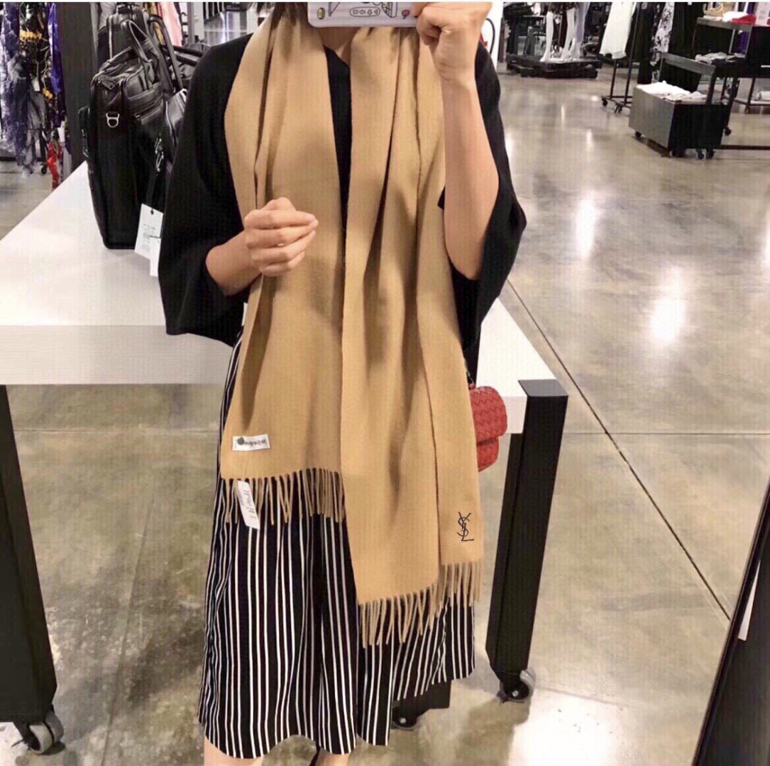 YSL（圣罗兰）100%羊绒版手感好到爆 难得一见的温柔配色，低调又不失优雅❗️】重点推荐高级舒适时髦气