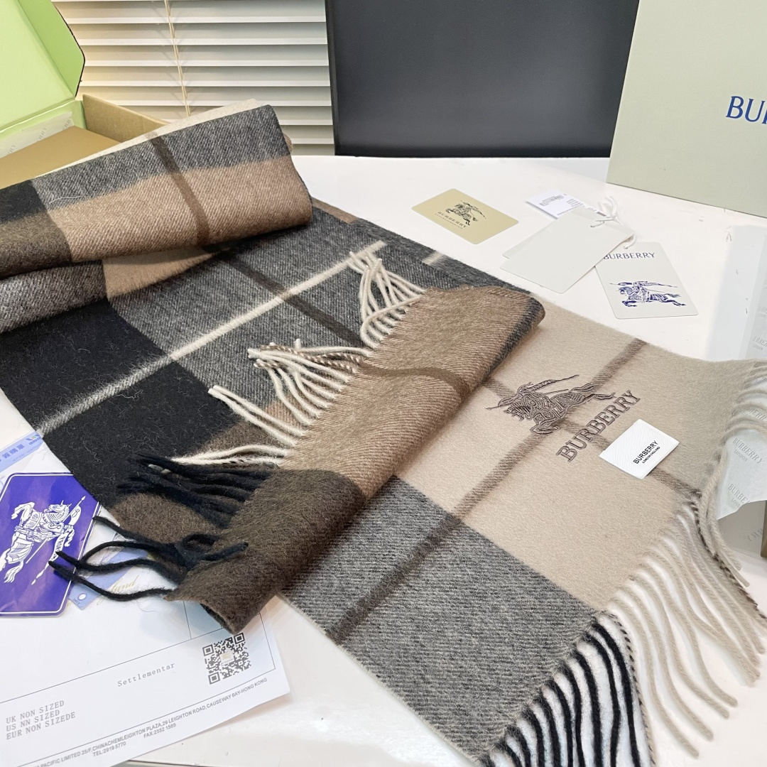 巴宝莉 最新款围巾，男女士的福利 超温柔洋气的双面设计！！】感觉这个比以往的设计都更显年轻更显温柔更气质