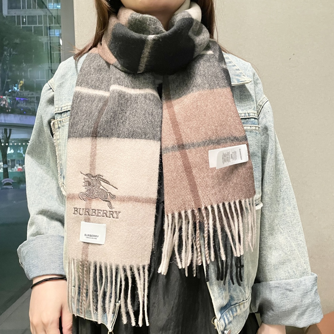 巴宝莉 最新款围巾，男女士的福利 超温柔洋气的双面设计！！】感觉这个比以往的设计都更显年轻更显温柔更气质