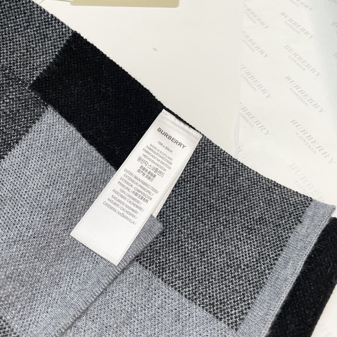 😍viP推荐👍巴宝莉专柜最新款Tb围巾【顶级羊绒围巾】🔥爆款哦 😘💍实物真心美 🎀针织围巾配以精美log