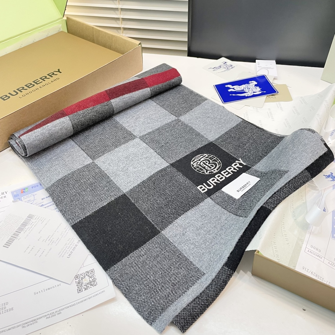 😍viP推荐👍巴宝莉专柜最新款Tb围巾【顶级羊绒围巾】🔥爆款哦 😘💍实物真心美 🎀针织围巾配以精美log