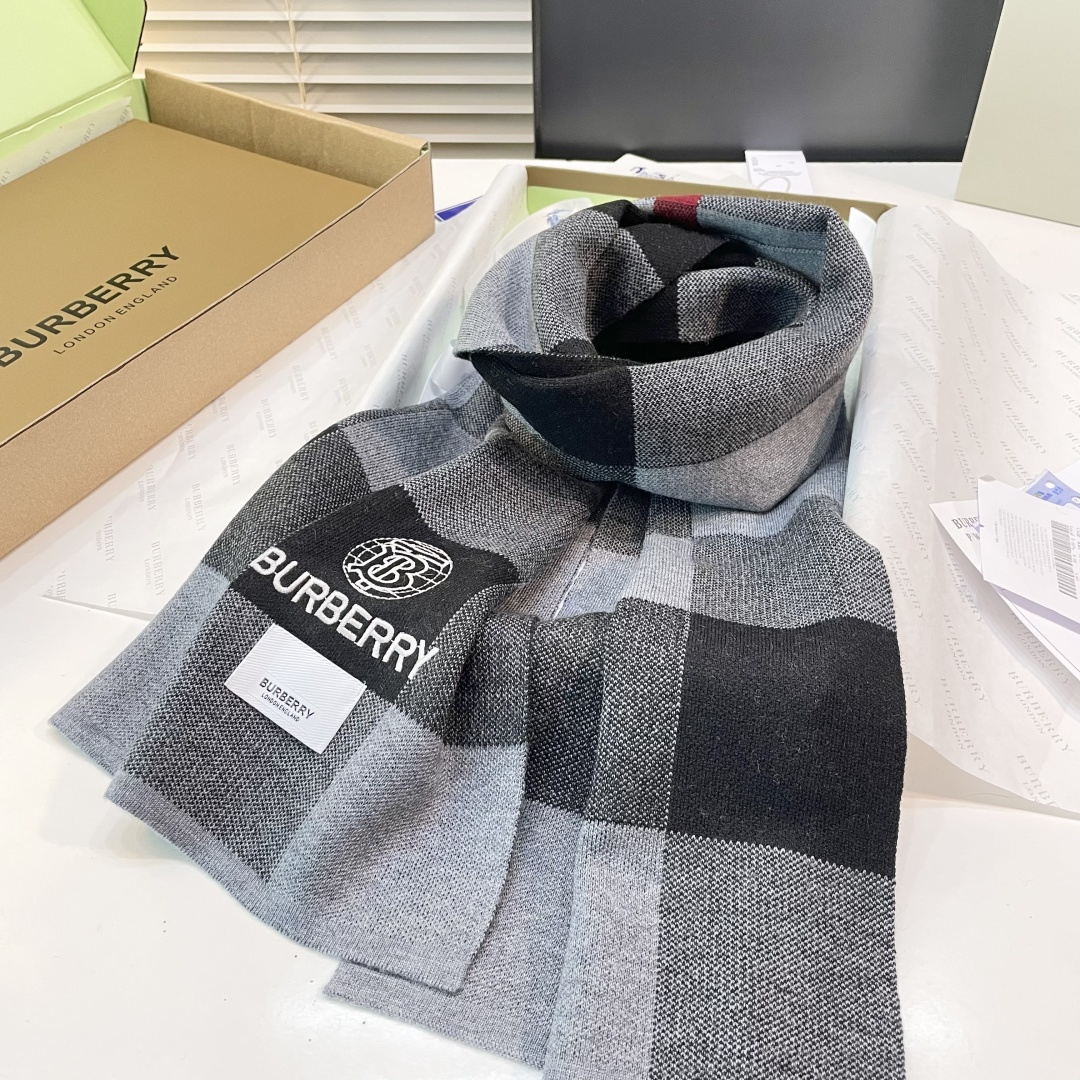 😍viP推荐👍巴宝莉专柜最新款Tb围巾【顶级羊绒围巾】🔥爆款哦 😘💍实物真心美 🎀针织围巾配以精美log