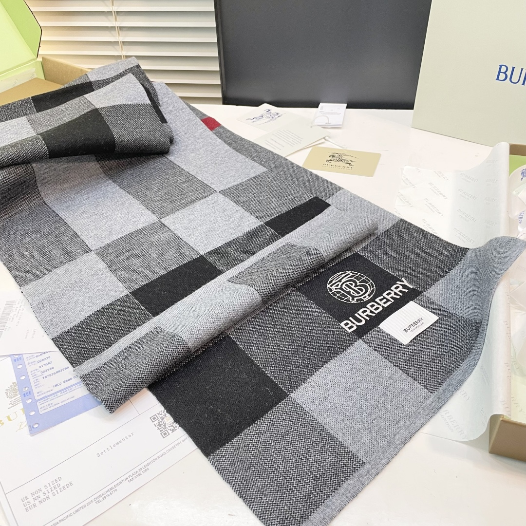 😍viP推荐👍巴宝莉专柜最新款Tb围巾【顶级羊绒围巾】🔥爆款哦 😘💍实物真心美 🎀针织围巾配以精美log