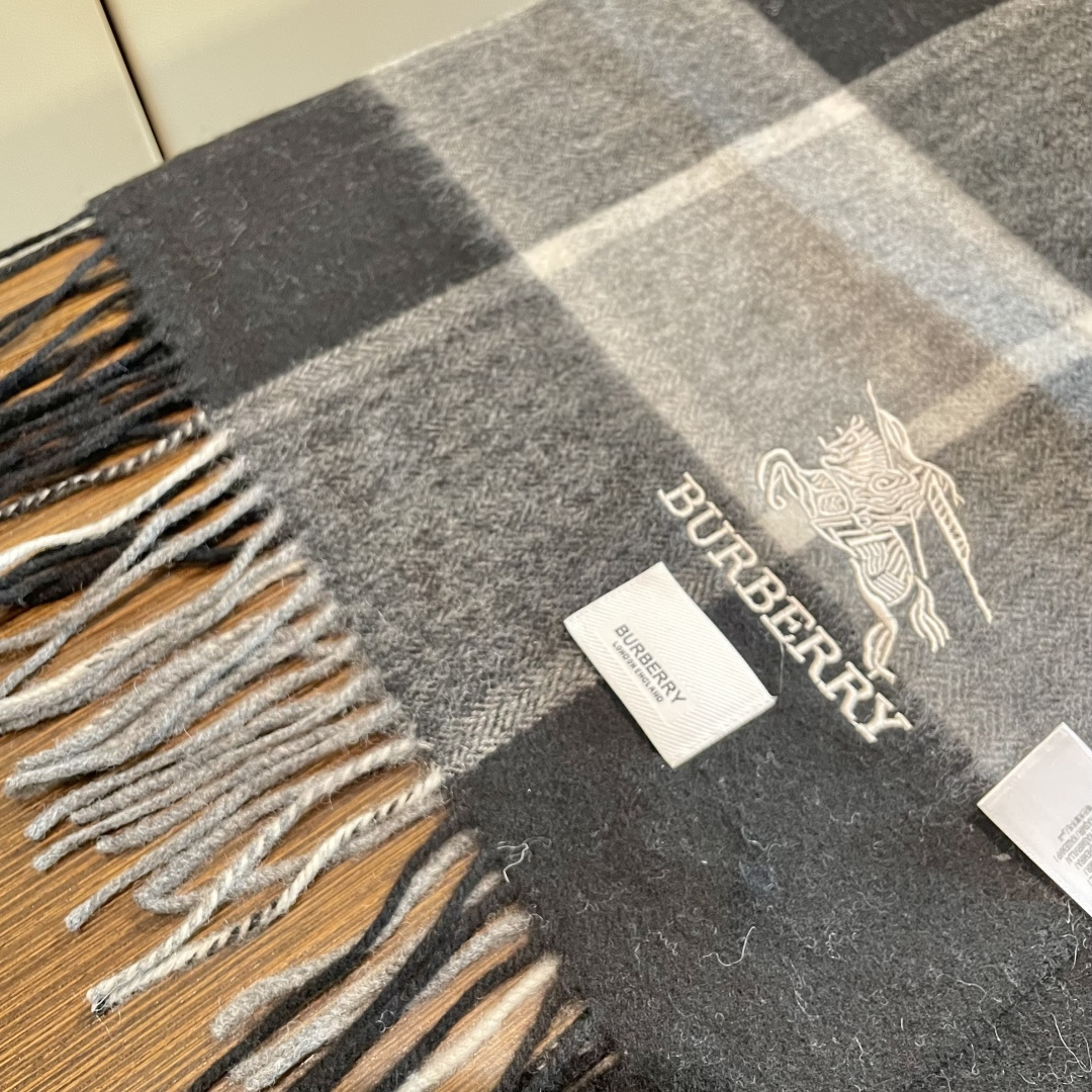 【巴宝莉】欧洲羊绒男女款发售，👊顶级原单正品尾货🌲，明星同款，🎩优雅温和的时尚之美，穿上有型，🆚在任何场