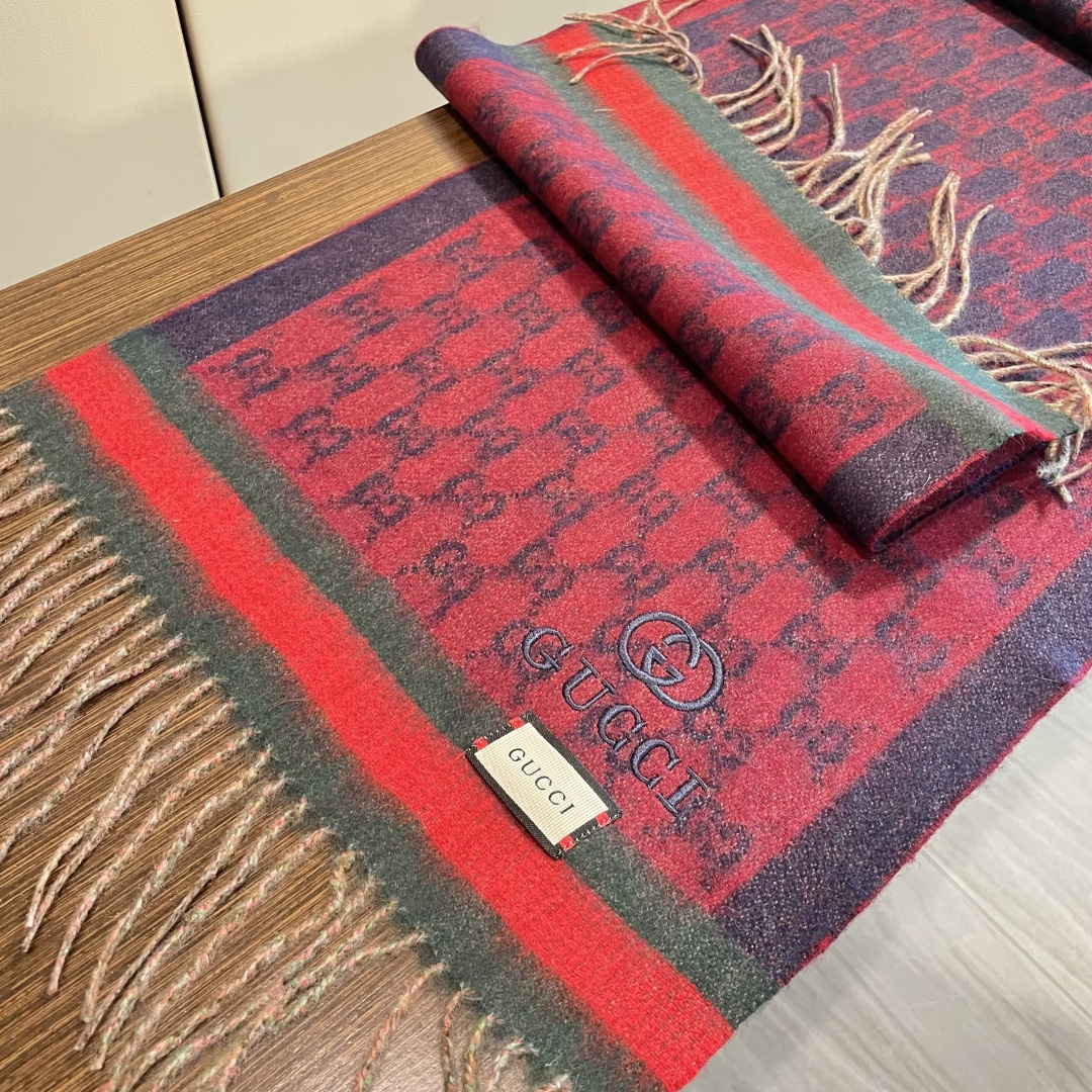 Gucci非常正的围巾~面料大爱，软糯手感，非常柔软细腻舒服‼️经典招牌GG字母元素❤️大气简约，超级好