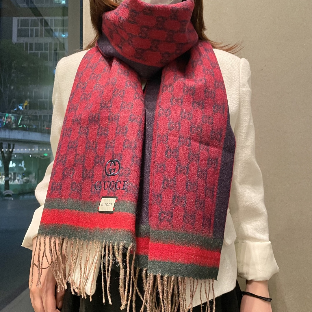 Gucci非常正的围巾~面料大爱，软糯手感，非常柔软细腻舒服‼️经典招牌GG字母元素❤️大气简约，超级好