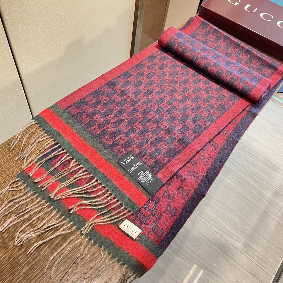 Gucci非常正的围巾~面料大爱，软糯手感，非常柔软细腻舒服‼️经典招牌GG字母元素❤️大气简约，超级好
