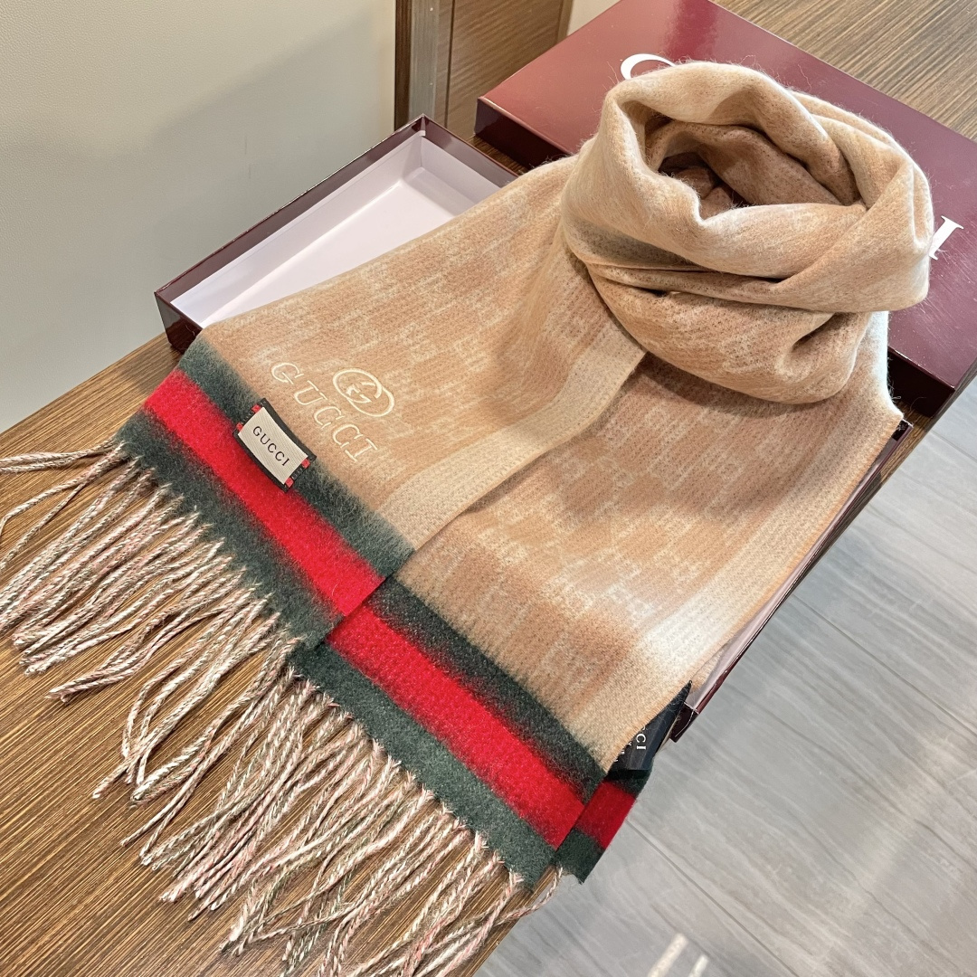 Gucci非常正的围巾~面料大爱，软糯手感，非常柔软细腻舒服‼️经典招牌GG字母元素❤️大气简约，超级好