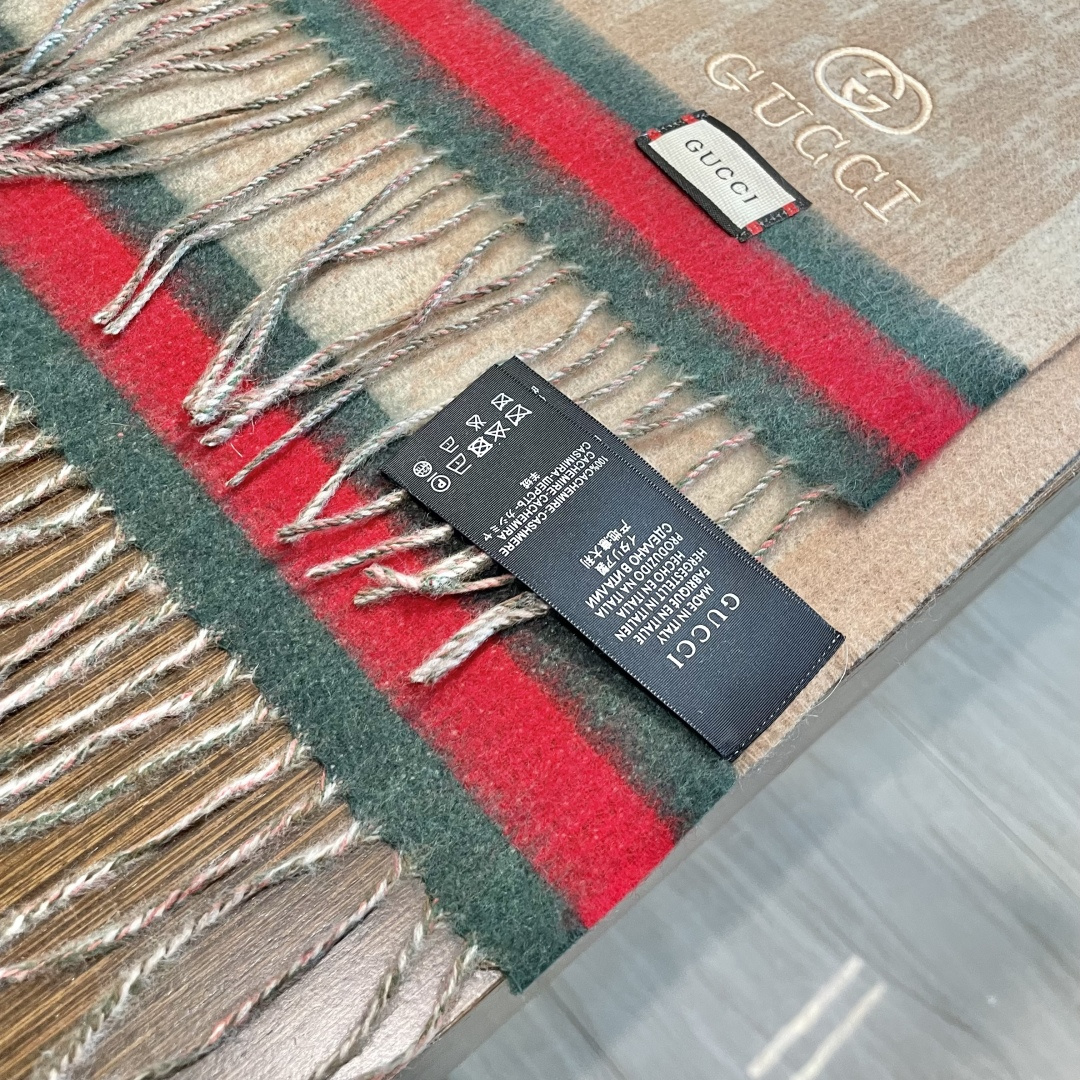 Gucci非常正的围巾~面料大爱，软糯手感，非常柔软细腻舒服‼️经典招牌GG字母元素❤️大气简约，超级好